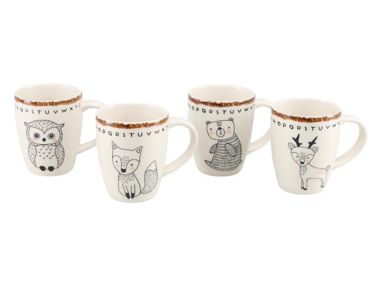 Set van vier crèmekleurige mokken met alfabetrand en illustraties van bosdieren: uil, vos, beer en hert.