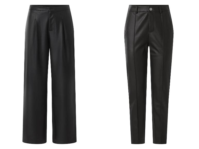 Twee zwarte kunstleren broeken: wijd en slim-fit.