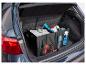 Auto-kofferbak organizer met containers, spuitfles en auto-accessoires.