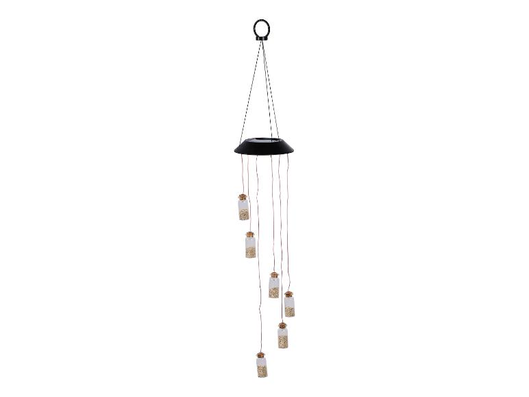 Solar wind chime met kleine flesjes zand.