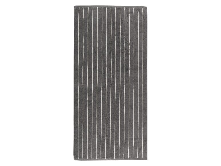 Grijze badmat met strepen.