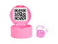 Een roze doos met QR-codes en een roze plastic gieter.
