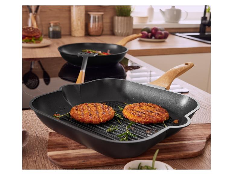 Vegetarische burgers gegrilld in een zwarte grillpan.