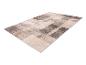 Beige en bruin rechthoekig vloerkleed met een abstract geometrisch patroon.
