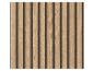 Verticale houten latten met donkere getextureerde openingen, wat een lattenpaneeleffect creëert.