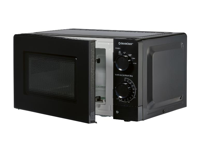 Zwarte magnetron met open deur, met vermogens- en timerinstellingen.
