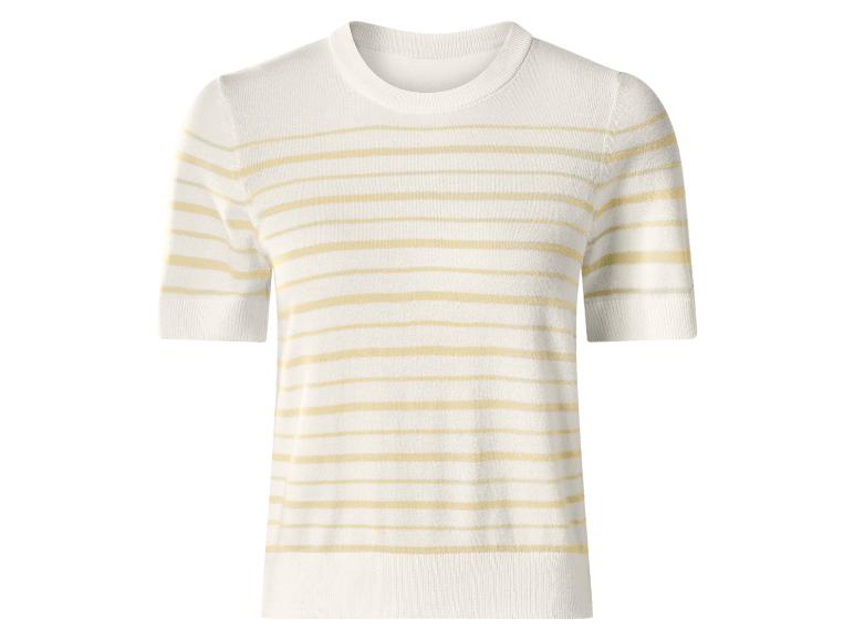 Wit gebreid topje met korte mouwen en horizontale gele strepen.