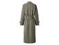 Achteraanzicht van een lange, olijfgroene trenchcoat met een ceintuur in de taille.