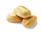 Drie knapperige broodjes op een zwarte achtergrond.