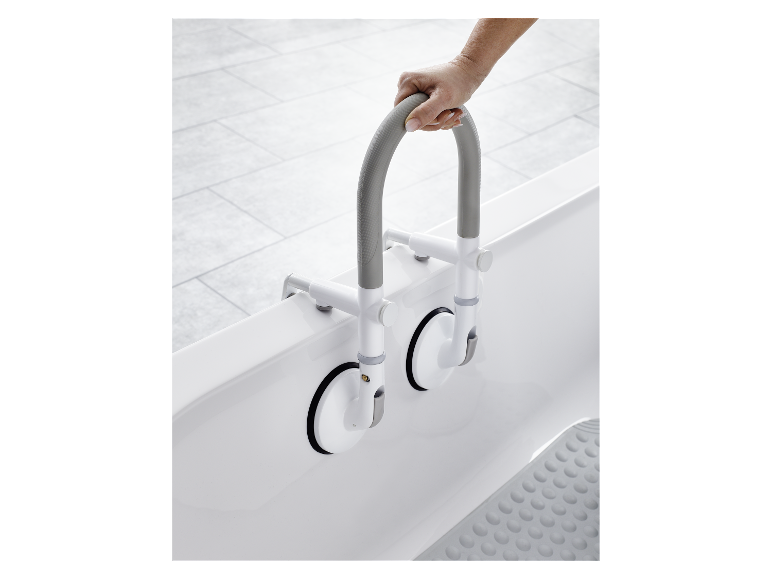 Een persoon houdt een douchegreep met zuignappen vast in een bad.
