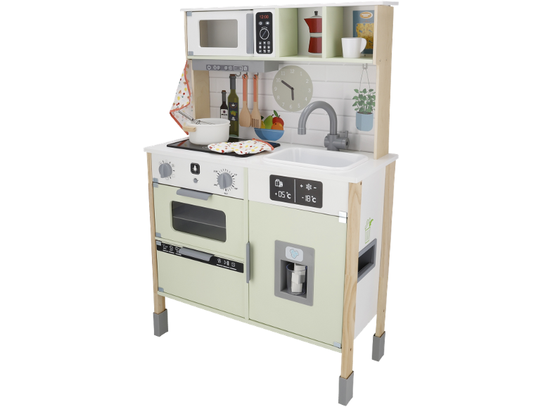 Houten speelkeuken met oven, magnetron, gootsteen en koelkast, compleet met accessoires.
