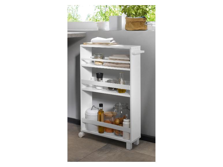 Witte keuken trolley met diverse spullen.