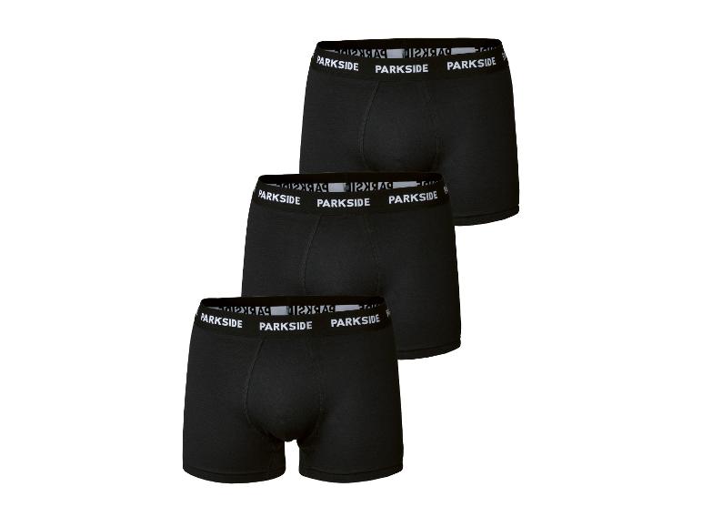 Drie paar zwarte herenboxershorts met wit logo op de tailleband
