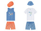 Twee sets zomerkleding voor jongens met zwemshorts, T-shirts en petten.