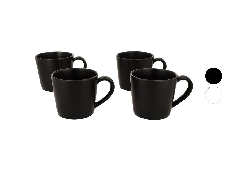Set van vier zwarte koffiemokken met handvatten, met zwarte en witte kleuropties.
