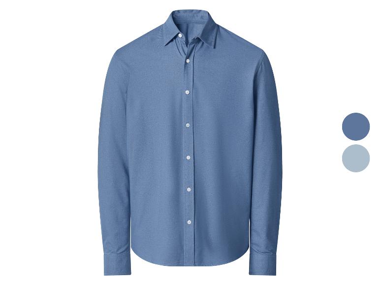 Blauw herenoverhemd met lange mouwen en witte knopen.