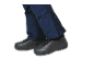 Blauwe broek en zwarte buitenschoenen.