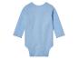 Een lichtblauw babypak met lange mouwen.