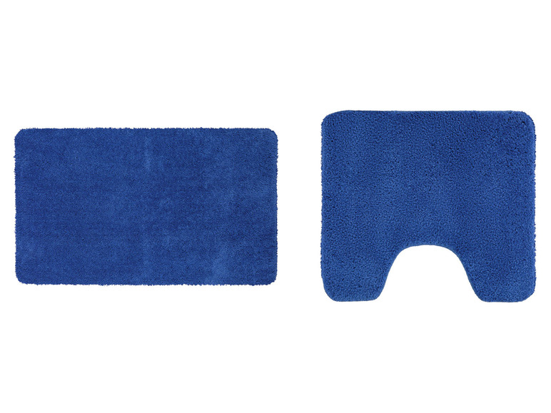 Twee blauwe badmatten, een rechthoekige en een ronde met een uitsparing voor de toiletpot.