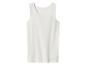 Een eenvoudig wit mouwloos shirt op een witte achtergrond.