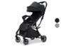 Zwarte kinderwagen met kap en wielen, met zwarte en grijze kleurstalen.