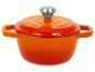 Oranje geëmailleerde gietijzeren braadpan met deksel en zilverkleurige knop.