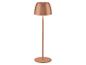 Koperkleurige vloerlamp met een conische kap en een ronde voet, die een warme gloed afgeeft.