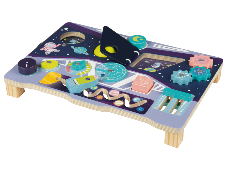 Een houten speelbord met ruimtethema, vol interactieve functies voor peuters.