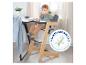 Baby in houten kinderstoel met dienblad, met Europees kwaliteitskeurmerk.