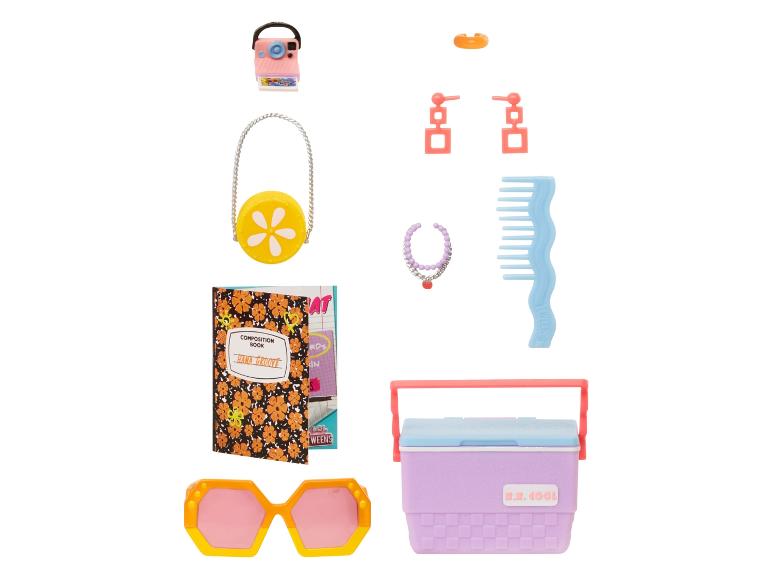 Een roze koelbox, een gele tas, een zonnebril en andere accessoires voor poppen.