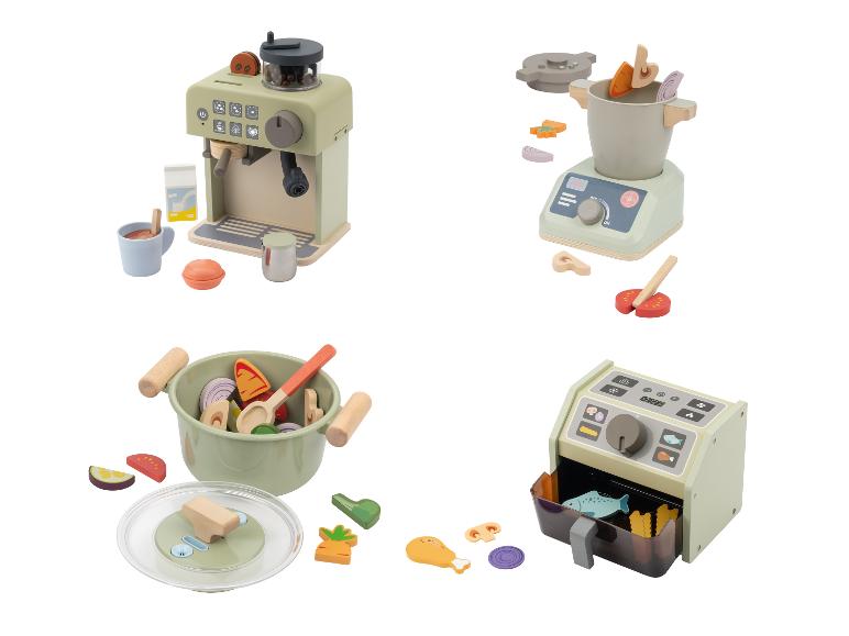Houten speelgoed keukenapparatuur: koffiezetapparaat, blender, pan met groenten en airfryer.
