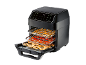 Zwarte airfryer met gedroogd fruit op drie niveaus, display toont 65 graden.