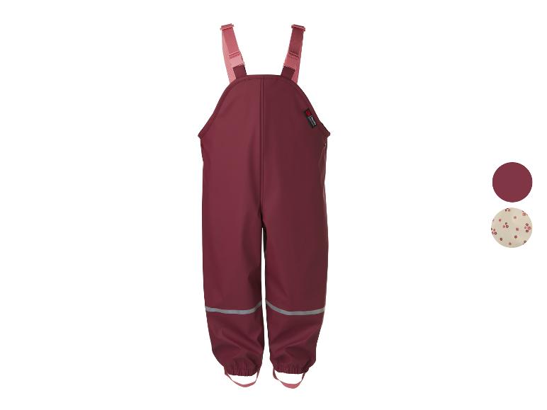 Bordeauxrode kinderregenbroek met roze bretels en reflecterende details.