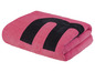 Een roze handdoek met een zwart logo.