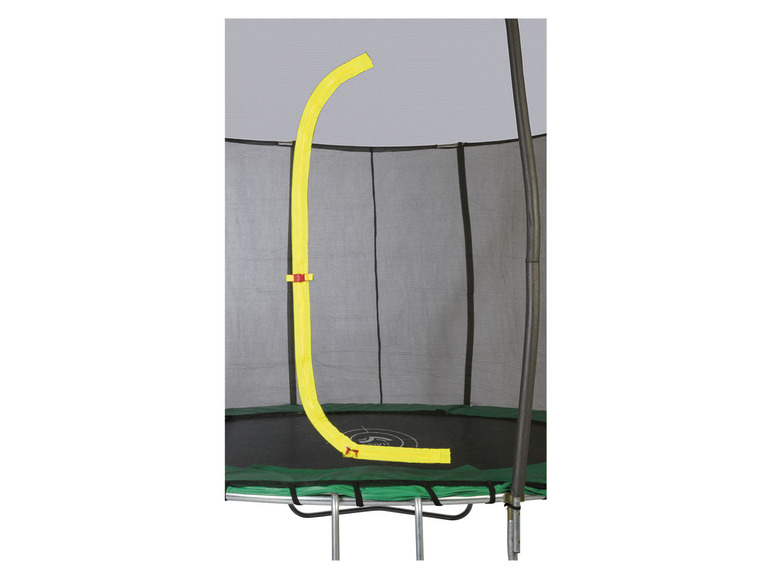 Een trampoline met een gele veiligheidsbeugel en een zwart veiligheidsnet.