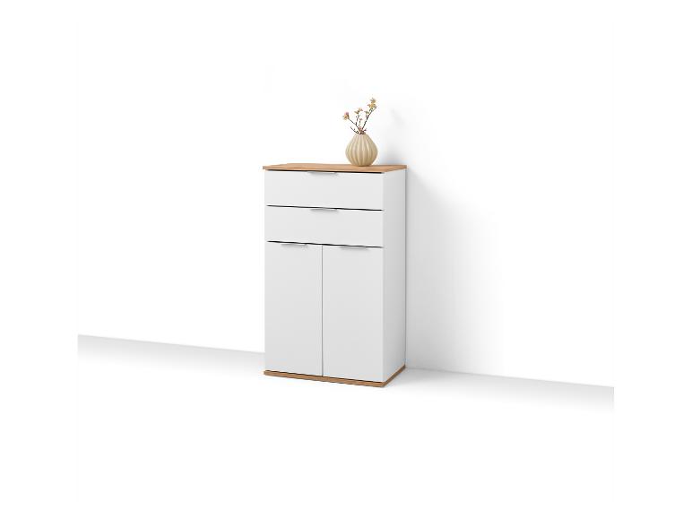 Witte kast met lades en deuren, met houten blad en een vaas met bloemen.