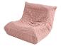 Roze corduroy fauteuil met een geplooid, comfortabel ontwerp.