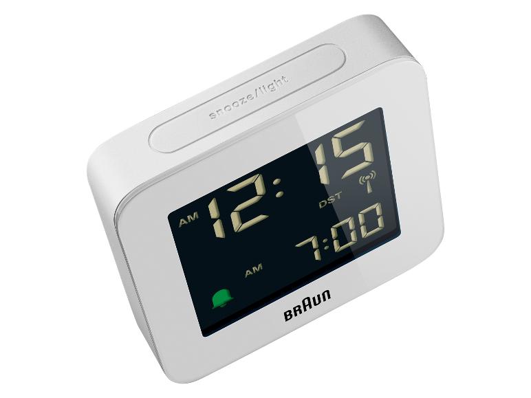 Witte digitale wekker met donker scherm dat de tijd en het alarm toont.