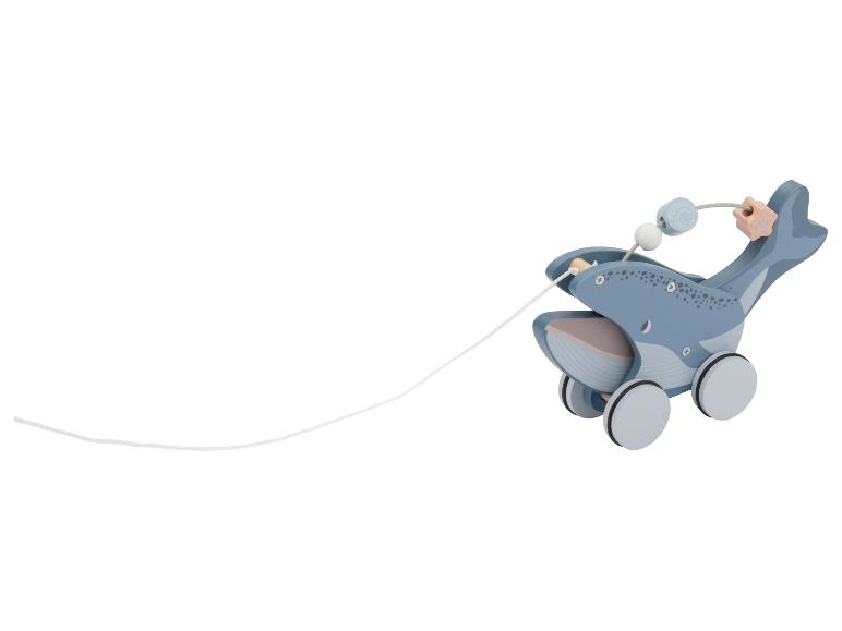 Een blauw houten walvis trekfiguur met wielen en kralen aan een touw.