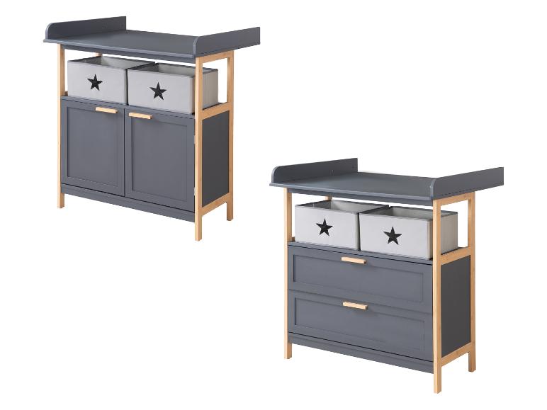 Twee grijze commodes met houten frames, één met kastjes en één met lades.