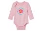 Een roze baby romper met lange mouwen en een print van een bloem met de tekst 'Hello World Here I Am'.
