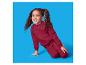 Blij meisje in een bordeauxrode sweater en bijpassende broek.