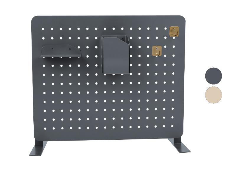 Grijs geperforeerd bord met planken en haken, op een witte achtergrond.