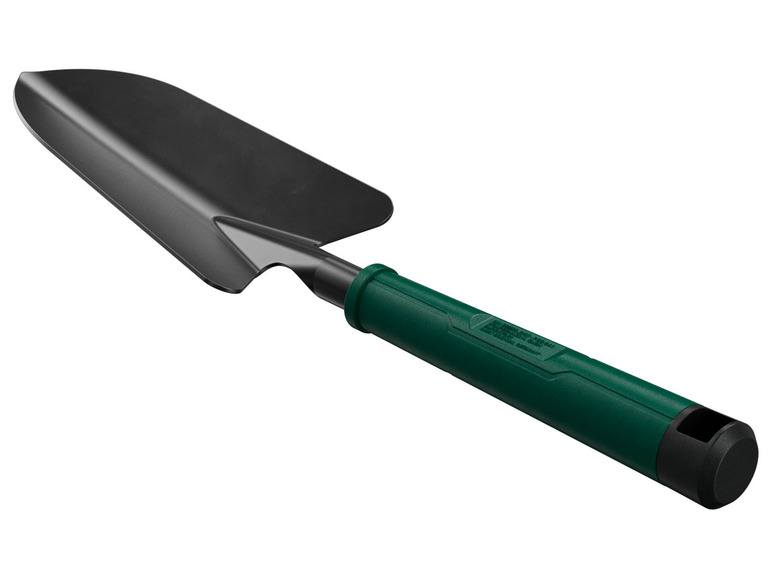 Een zwarte tuinschep met een groene handgreep.