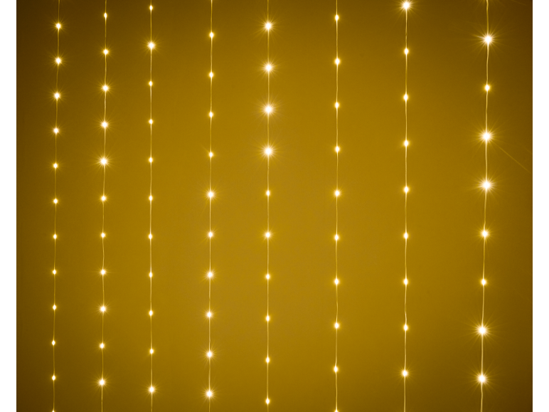 Gouden LED-lichtsnoeren op een gele achtergrond, perfect voor feestelijke decoraties.