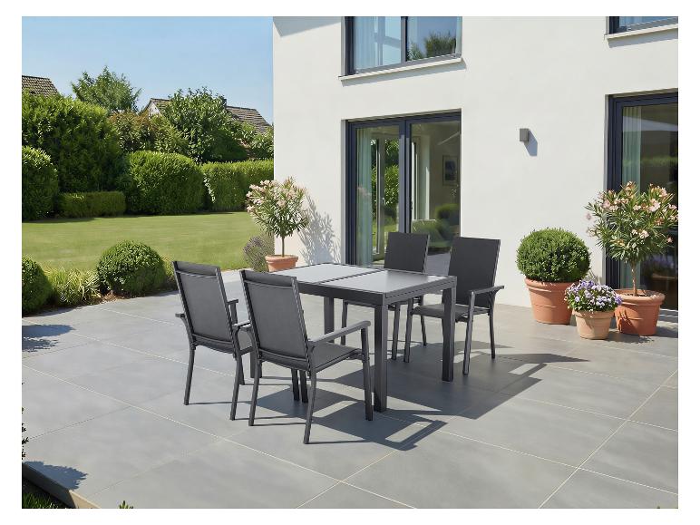 Tuinset met tafel en vier stoelen op een terras.