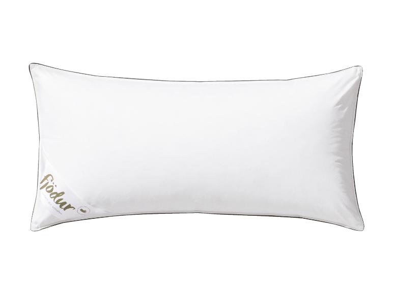 Rechthoekig wit kussen met donkergrijze bies en een goudkleurig 'Födur' label.