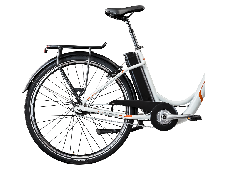 Achteraanzicht van een witte elektrische fiets met zwart zadel, accu en bagagedrager.