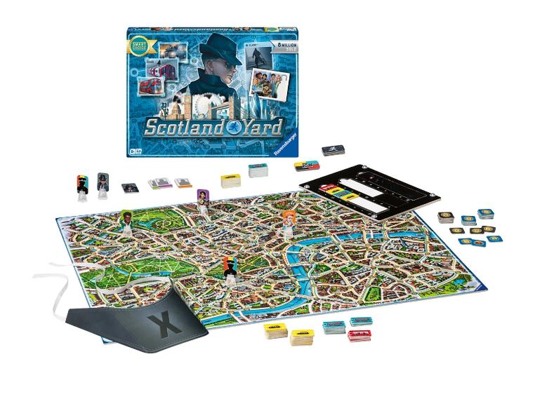 Scotland Yard bordspel met speelstukken, kaarten en kaart op een witte achtergrond.