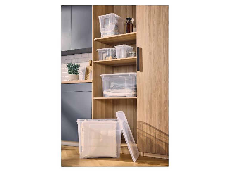 Transparante W5 opbergbox met deksel in een houten kast.